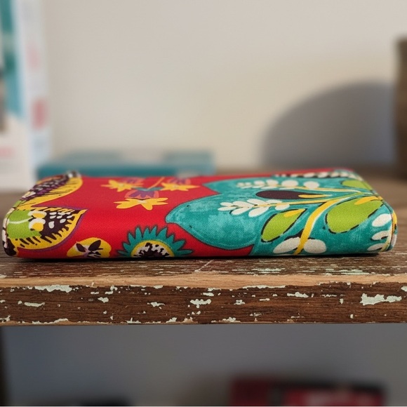 Vera Bradley RFID Audrey Wallet in the colorful Rumba floral print.
NWT - Picture 3 of 5